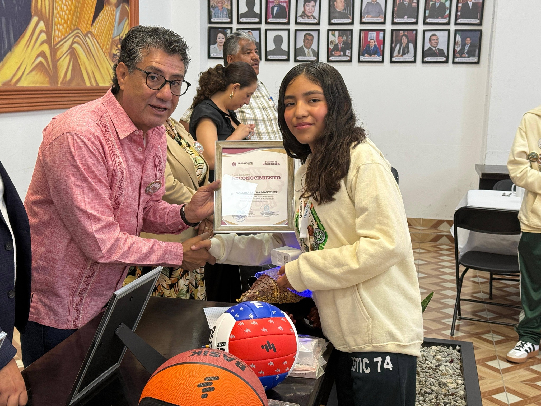 Entrega de constancias por seminario de derechos humanos
